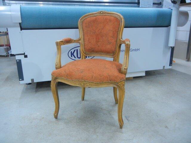 Klassieke fauteuil stoffeeren met een Vintage velours stof